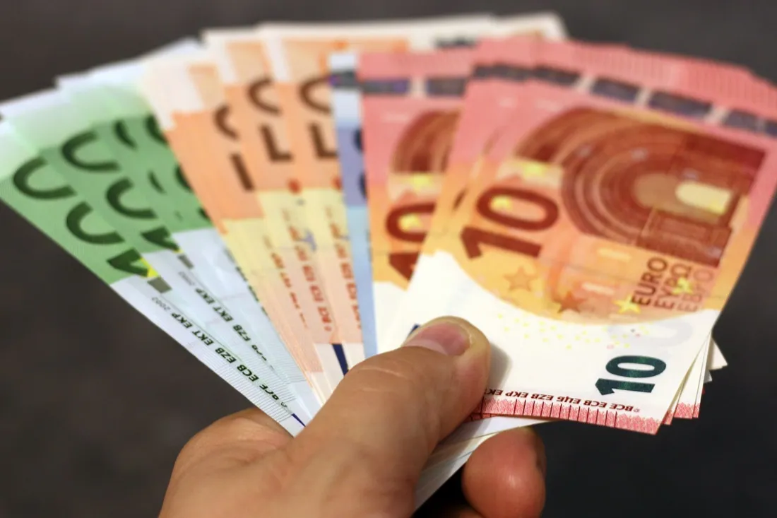 Hand hält einen aufgefächerten Stapel Euroscheine